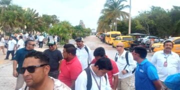 Trabajadores bloquean acceso al Puerto Costa Maya y afectan operación de cruceros en Mahahual