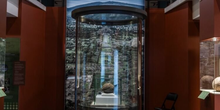 La pelota que venció al tiempo: así luce la reliquia de 3 mil 600 años que se exhibe en Teotihuacán