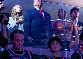 La imagen que está dando de qué hablar: captan a funcionario quintanarroense en juego de la NBA