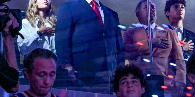 La imagen que está dando de qué hablar: captan a funcionario quintanarroense en juego de la NBA