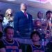 La imagen que está dando de qué hablar: captan a funcionario quintanarroense en juego de la NBA