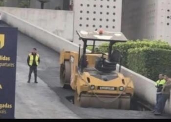 Socavón y caos en el AICM: incidente en Terminal 2 empaña la antesala del Mundial 2026