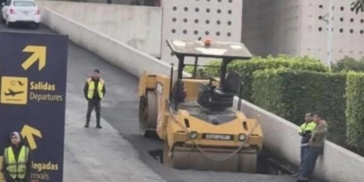 Socavón y caos en el AICM: incidente en Terminal 2 empaña la antesala del Mundial 2026