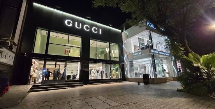 Asaltan tienda Gucci en la Ciudad de México; los delincuentes se hicieron pasar por clientes