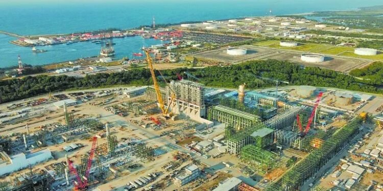 Refinería Olmeca supera incidente operativo; Pemex descarta riesgos para la población