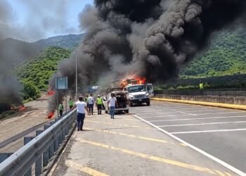 Choque múltiple colapsa la autopista Guadalajara-Tepic; reportan al menos 10 muertos y el saldo sigue en aumento