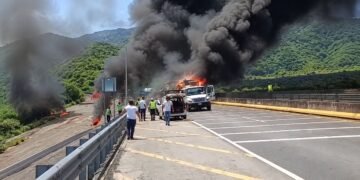 Choque múltiple colapsa la autopista Guadalajara-Tepic; reportan al menos 10 muertos y el saldo sigue en aumento