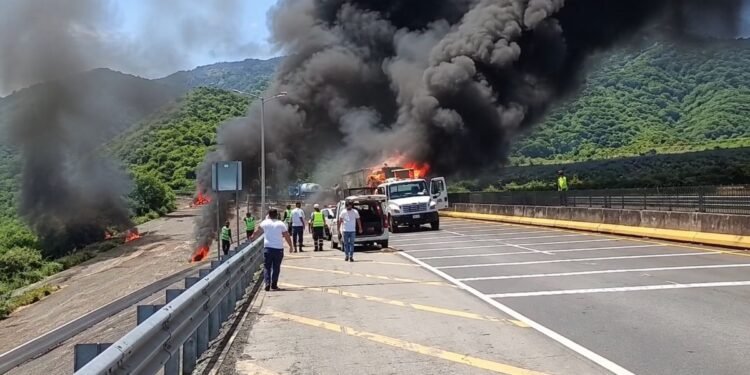Choque múltiple colapsa la autopista Guadalajara-Tepic; reportan al menos 10 muertos y el saldo sigue en aumento