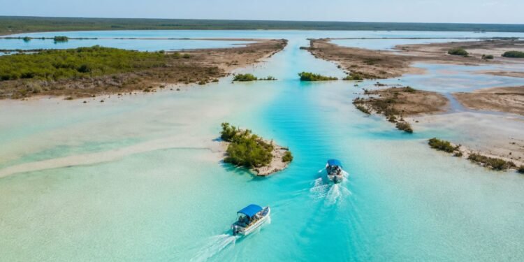 ¿Más lanchas en Bacalar? Analizan si la laguna puede soportarlas
