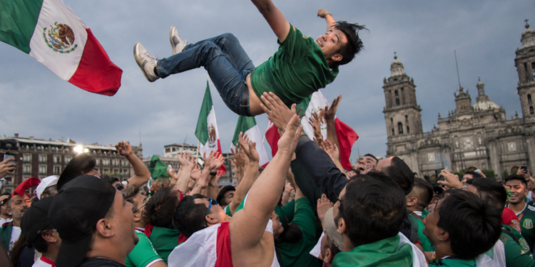 ¿Quiere volar? Gobierno pide evitar juegos peligrosos en el México vs Inglaterra