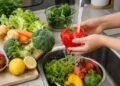 ¡Evita la diarrea explosiva! Este es el error al lavar tus verduras que podría enfermarte