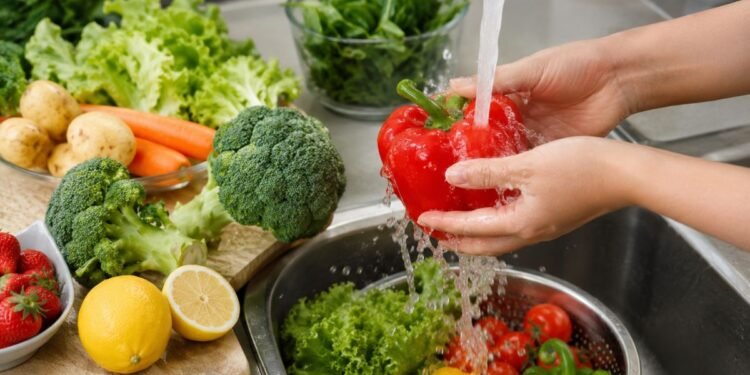 ¡Evita la diarrea explosiva! Este es el error al lavar tus verduras que podría enfermarte