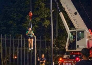 ¿Es IA o fue real? Supuesto rescate con grúa de una mujer atrapada en el Fan Fest divide las redes
