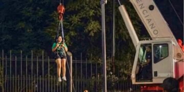 ¿Es IA o fue real? Supuesto rescate con grúa de una mujer atrapada en el Fan Fest divide las redes