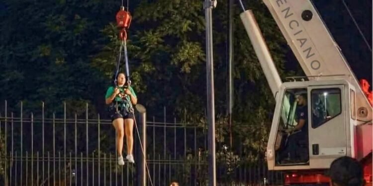 ¿Es IA o fue real? Supuesto rescate con grúa de una mujer atrapada en el Fan Fest divide las redes