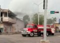 Caos por incendio en edificio abandonado sacude el centro de Chetumal