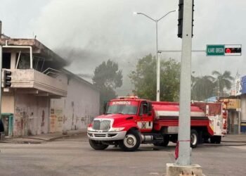 Caos por incendio en edificio abandonado sacude el centro de Chetumal
