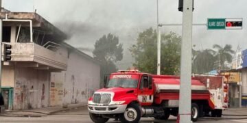 Caos por incendio en edificio abandonado sacude el centro de Chetumal