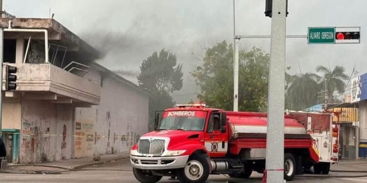 Caos por incendio en edificio abandonado sacude el centro de Chetumal