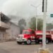 Caos por incendio en edificio abandonado sacude el centro de Chetumal