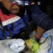 Video capta el emotivo rescate de Panchito, el loro que sobrevivió entre los escombros en Venezuela
