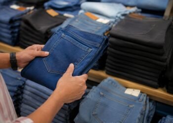 Antes de comprar unos jeans, revisa esto; Profeco detecta tallas imprecisas y prendas que se deforman