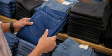 Antes de comprar unos jeans, revisa esto; Profeco detecta tallas imprecisas y prendas que se deforman