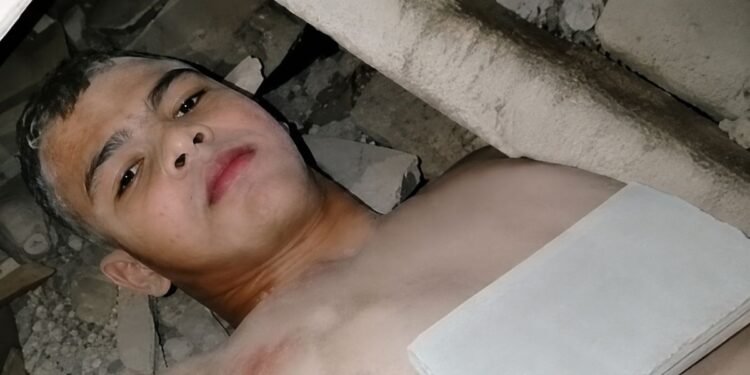 ¡Héroe de cuatro patas! Lomito mantiene con vida a su dueño bajo los escombros