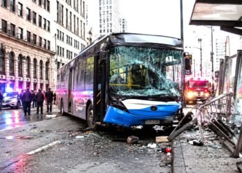 Autobús se queda sin frenos y deja estela de destrucción en Monterrey. ¡El video es de pánico!