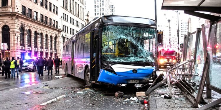 Autobús se queda sin frenos y deja estela de destrucción en Monterrey. ¡El video es de pánico!