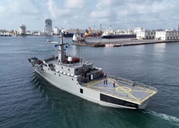 Dos buques, 100 marinos y 2 mil metros cúbicos de ayuda zarpan rumbo a Venezuela. Esto llevan