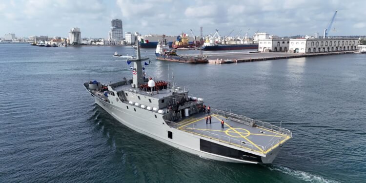 Dos buques, 100 marinos y 2 mil metros cúbicos de ayuda zarpan rumbo a Venezuela. Esto llevan