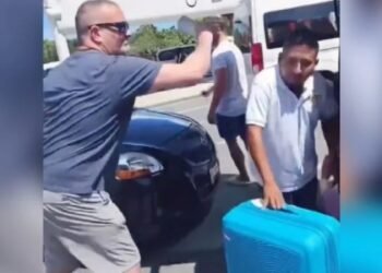 Turista y taxista protagonizan pelea tras incidente vial cerca del Aeropuerto Internacional de Cancún