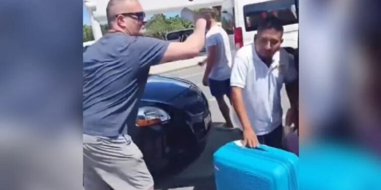 Turista y taxista protagonizan pelea tras incidente vial cerca del Aeropuerto Internacional de Cancún