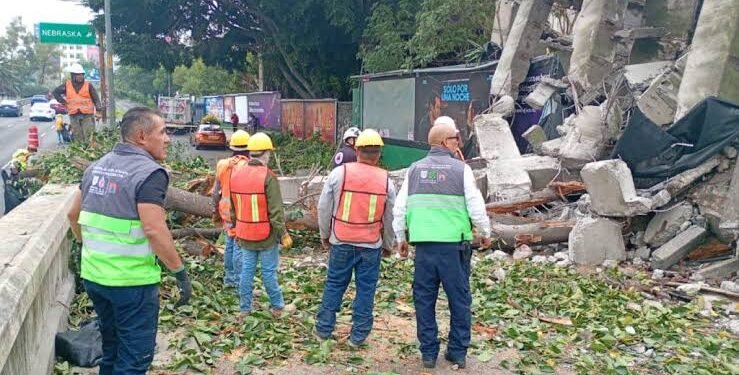 Video causa impacto: inmueble colapsa y bloquea  importante vialidad del Ciudad de México