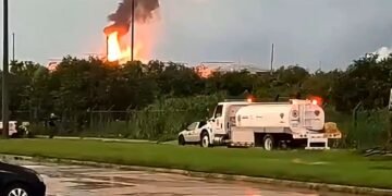 Fuego no cede en Terminal Pajaritos tras casi tres días de labores; Pemex mantiene operativo