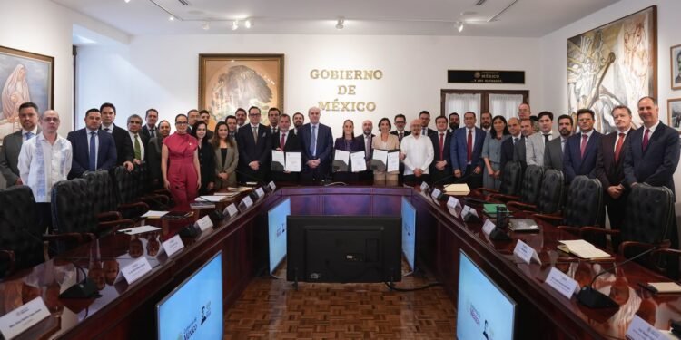 ¿Qué pasará con la gasolina? Sheinbaum renueva acuerdo con gasolineros
