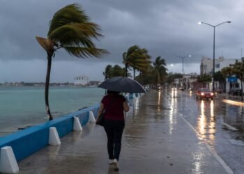 ¡No guardes el paraguas! Nueva onda tropical amenaza con más lluvias; así estará el clima en Quintana Roo