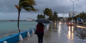 ¡No guardes el paraguas! Nueva onda tropical amenaza con más lluvias; así estará el clima en Quintana Roo