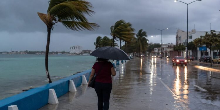 ¡No guardes el paraguas! Nueva onda tropical amenaza con más lluvias; así estará el clima en Quintana Roo