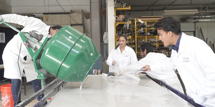 ¿Una solución al sargazo? La UNAM transforma hasta 60 kilos de alga húmeda en un panel