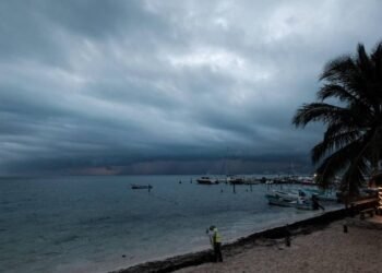 Zona de baja presión eleva su potencial ciclónico; permanece lejos de Quintana Roo