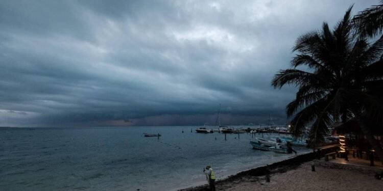 Zona de baja presión eleva su potencial ciclónico; permanece lejos de Quintana Roo