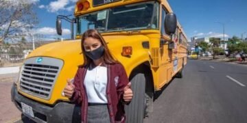 Regreso a clases con ahorro: cómo deducir el transporte escolar de tus hijos ante el SAT