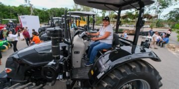Productores de Quintana Roo reciben tractores y drones para modernizar el campo