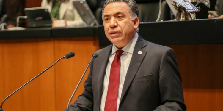 Inzunza rompe con Morena en el Senado, pero conserva el escaño y el fuero
