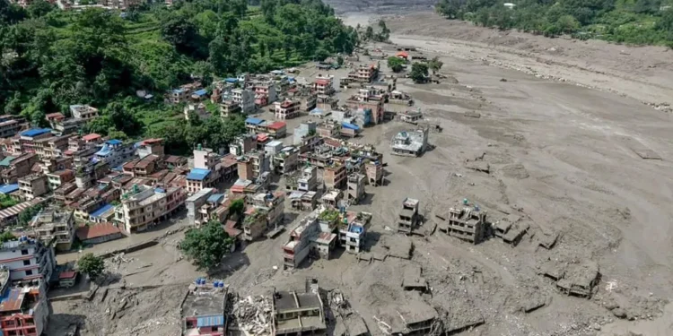 Nepal intensifica la búsqueda tras la catástrofe; suman más de 600 muertos y 3 mil desaparecidos