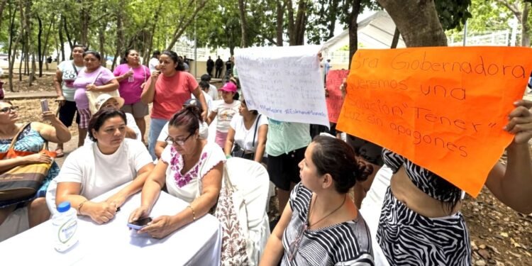 Vecinos hartos de los apagones se cuelan a “La Voz del Pueblo” y exigen solución a Mara Lezama