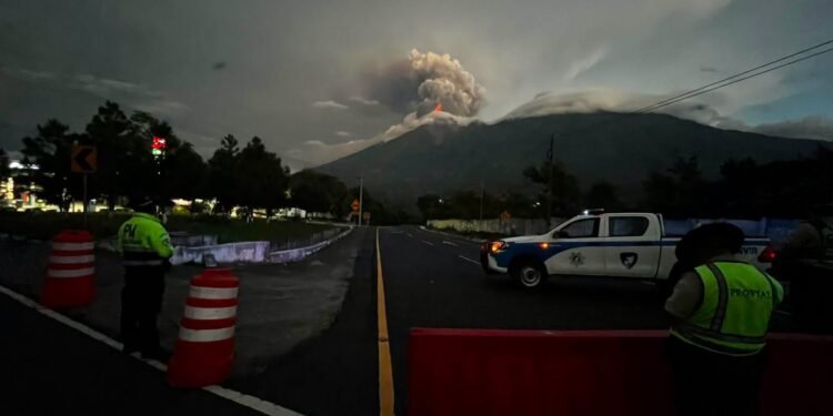 ¿Qué tan peligroso es el volcán de Fuego? La nueva erupción obliga a evacuar poblaciones