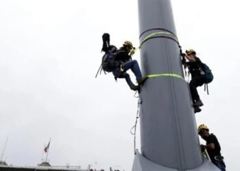 Greenpeace escala el asta del Zócalo para exigir freno a megaplanta de amoniaco